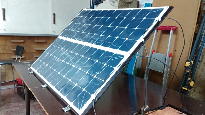 Les 2 panneaux photovoltaïques sur l'installation fait avec Marc pour redresser
